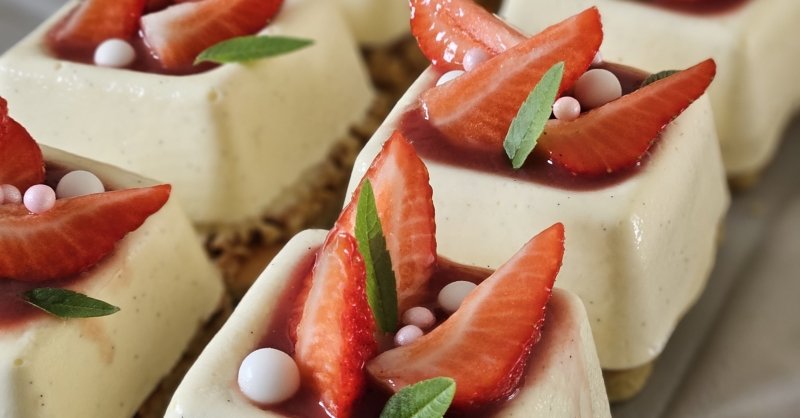 Entremet vanille fraise, croustillant au chocolat Dulcey