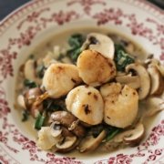 Noix de Saint-Jacques sautées aux champignons, sauce au Whisky