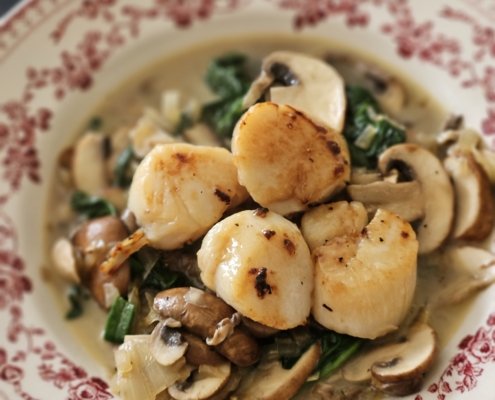 Noix de Saint-Jacques sautées aux champignons, sauce au Whisky