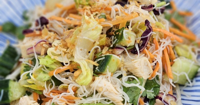 Salade asiatique, comme des rouleaux de printemps