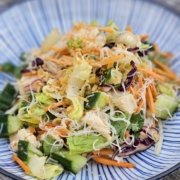 Salade asiatique, comme des rouleaux de printemps