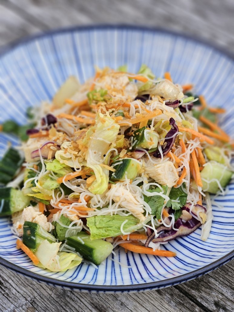 Salade asiatique, comme des rouleaux de printemps